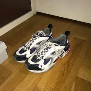Fila skor  - Fila skor använda 1 gång. Vita och mörkblåa med röda detaljer. Även reflexer på. Skolådan finns inte. Nypris 799 kr.