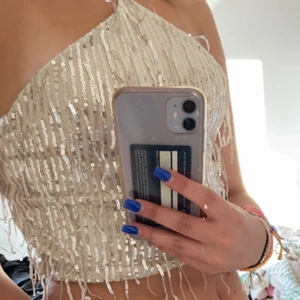 ”Glittrig” topp från zara - säljer nu min ursnygga glittriga topp från zara då jag inte tyckte att den passade mig. Den har korsade band vid halsen och är i storlek M. Endast provad! Köpt för 399