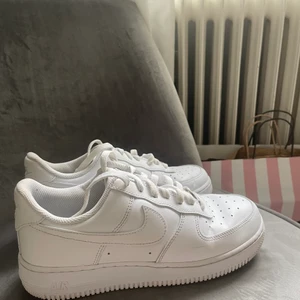 Nike Air Force 1 - Ett par nästintill oanvända Nike Air Force 1, fick ingen användning för dem därför säljer jag dem! nypris ca 1100kr och jag står för frakt⚡️⚡️