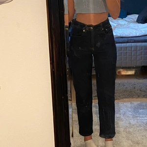 Gina jeans - Ett par fina raka jeans från Gina som tyvärr är för korta för mig i storlek 36, vi har sytt in de lite i midjan där bak men ingenting som syns så mycket, frakt betalas av köpare 