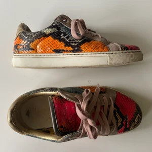 Zadig & Voltaire skor  - Jag säljer dessa snygga Zadig & Voltaire skor. Jag köpte dessa av Engla Löf men tyvärr passa de inte. Skorna är i storleken 37!💕Pris kan diskuteras 