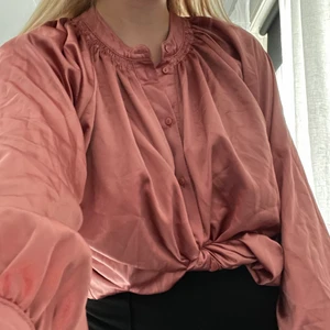 satinblus - skön snygg korallfärgad blus från nakd