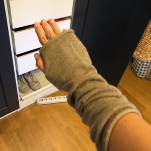 Lisa yang handledsvärmare - Säljer dessa handledsvärmare i bra skick från Lisa yang! Perfekt till vintern. 