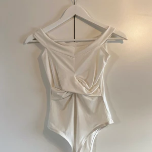 Super söt body strl 34 - Jättesöt body från Gina tricot i strl 34 som använts enbart ett fåtal gånger. Passar både i mer vardagliga och festliga sammanhang. Säljer för 50kr för att jag vill bli av med den snabbt! 