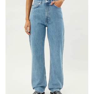 WeekDay jeans i modellen ”rowe” storlek 25/32 och tillräckligt långa för mig som är 175cm, knappt använda så de är i nyskick. frakt 66kr spårbar❤️‍🩹 nypris 500kr
