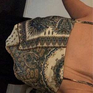 Topp - En fin mönstrad topp, aldrig använd endast testad!  Storlek L men sitter mer som en S, då den lätt kan åka upp vid brösten😇