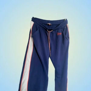 Tommy hilfiger trackpants - Sjukt sköna och coola trackpants från tommy hilfiger köpta på NK för 1200kr. säljer då de inte kmr t användning!