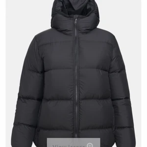  peak performance vinter jacka  - Jackan är i storlek XS  använde den under 1 vinter. Jackan är jätte varm å skön och är i jätte bra skick! Inte trasig någonstans. Jag köpte jackan för 3 900, pris kan diskuteras 😁 frakt står ni för