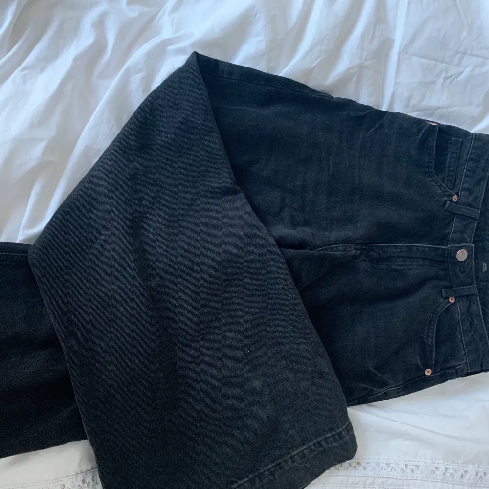 Assnygga svarta vida jeans från River Island. Storlek 6/34. . Jeans & Byxor.