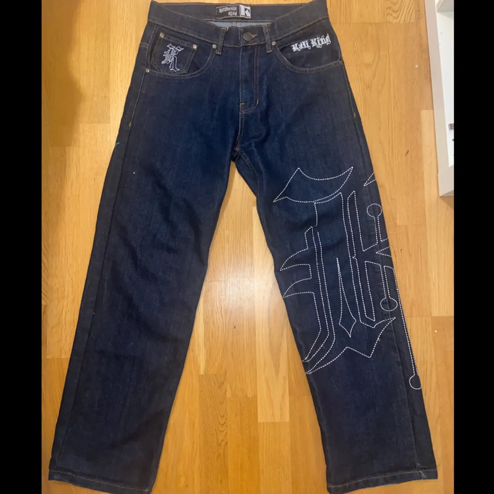 Asballa jeans från Kali King! Köpta här på plick men säljer vidare för att de inte passar. Jeansen är i superbra skick och är i storlek 30 (herrstorlek)! kom privat för frågor!:)❗️första bilden är lånad❗️HÖGASTA BUD: 850kr. Jeans & Byxor.