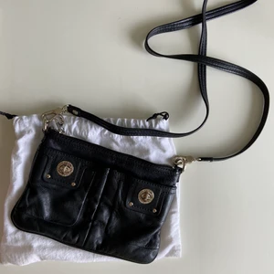 Marc Jacobs väska  - Svart Marc Jacobs väska med silverdetaljer och avtagbar kedja. 