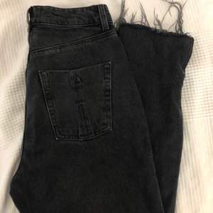 Säljer nu mina sjukt fina zara jeans som tyvärr är lite förstora för mig, storlek 36! Passformen är lite baggy men byxorna är tajta i midjan! Pris 150kr