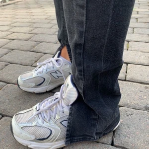 Svarta urtvättade slits jeans  - Säljer mina favorit jeans från GinaTricot i strl 36! Har slits längst ner samt är lite urtvättade i modellen. Fint skick! Köptes för 549kr, säljes för 300kr +frakt💘