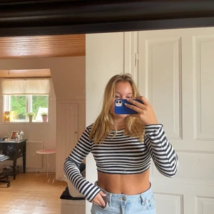 Randig tröja zara  - Säljer denna jättefina randiga tröja från zara som jag köpte i våras. Den är inte använt alls mycket. Om många är de intresserade blir de budgivning!💗💗