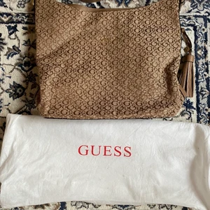 Guess väska - En guess väska som aldrig är använd. Jag köpte den för 1200kr men aldrig använt den. Jag säljer pga jag ska flytta. Dust bag medföljer samt en ”tassel” som man kan ha på väskan, nyckeln mm. Även den är från guess. 