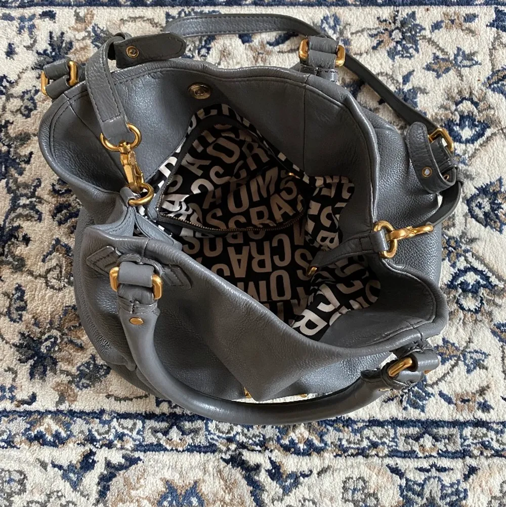 Marc Jacobs väska i mycket bra skick! Modellen heter Marc Jacobs Classic Q Huge och det är köpt för 4500kr 2019. Den är sparsamt använd. 100% äkta. Väskor.