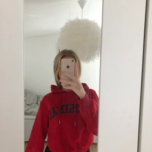 Croppad hoddie - Croppad hoddie, nästan oanvänd. Stl xs, 80kr eller kom med högsta bud, frakt tillkommer
