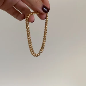 armband - jättefint armband jag köpt på guldfynd! Inga missfärgningar. Samfraktar om det är något annat intressant:)