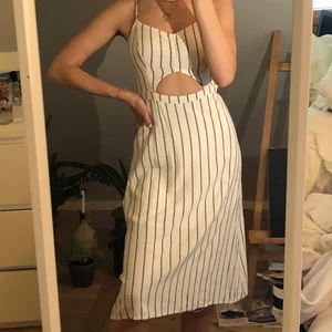 Randig klänning  - Vit randig klänning, sitter tight men har strechigt material (se bild 2). Super skön och söt!!🤍