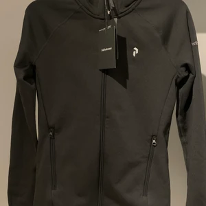 Peak Performance fleecejacka - Svart peak performance fleecejacka med dragkedja. Helt ny, aldrig använd.                                     Budgivning                                                     Orginalpris: 1599kr