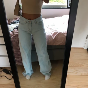 Wide leg jeans strl 27 - Säljer dessa snygga wide leg jeans från junkyard i storlek 27. Säljer då dom tyvärr är för långa för mig som är 160. Dom är knappt använda och är i så gott som nytt skick. Buda privat❤️