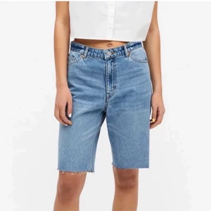 Bikershorts Monki - Supersnygga jeansshorts från Monki, bra skick! Storlek 27 och passar mig bra som har S-M