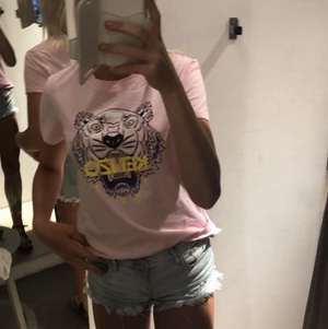 Kenzo T-shirt, storlek S - Kenzotröja som nästan aldrig har använts. Säljer den för jag inte använder den!