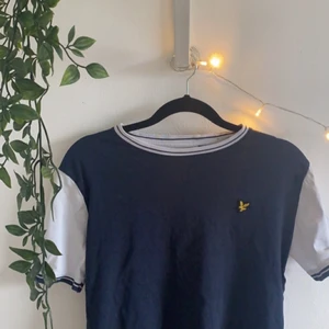 Lyle & scott tshirt - Säljer denna fina lyle & scott T-shirten, 14-15 år men skulle säga xs/s, köptes på kidsbrandstore för ca 250 och säljer för 50, säljer likadan fast vit, välj om du vill köpa spårbart eller inte:)