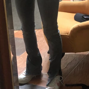 Gråa zara jenas i storlek 36 - Säljer dessa jätte snygga zara jenas i stl 36, som är högmidjade med slits längst ner. Nästa som nya endast lite lite slita på det värnats benet längst ner men ingen man märker alls. Frakt ingår och pris kan diskuteras, nypris 359kr