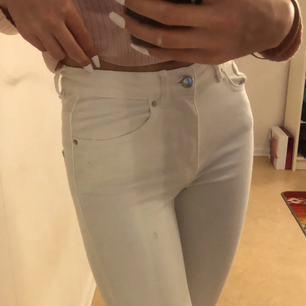 Vita jeans från Gina tricot storlek S. Jeans & Byxor.