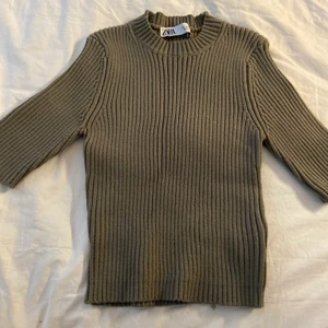 Topp - Rensar ut och vill bli av med allt! Kika gärna in fler toppar och grejer. Vid köp av fler saker blir priset billigare! 