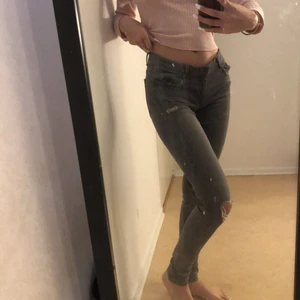 Zara  - Ett par super fina och bekväma grå jeans från zara ❤️