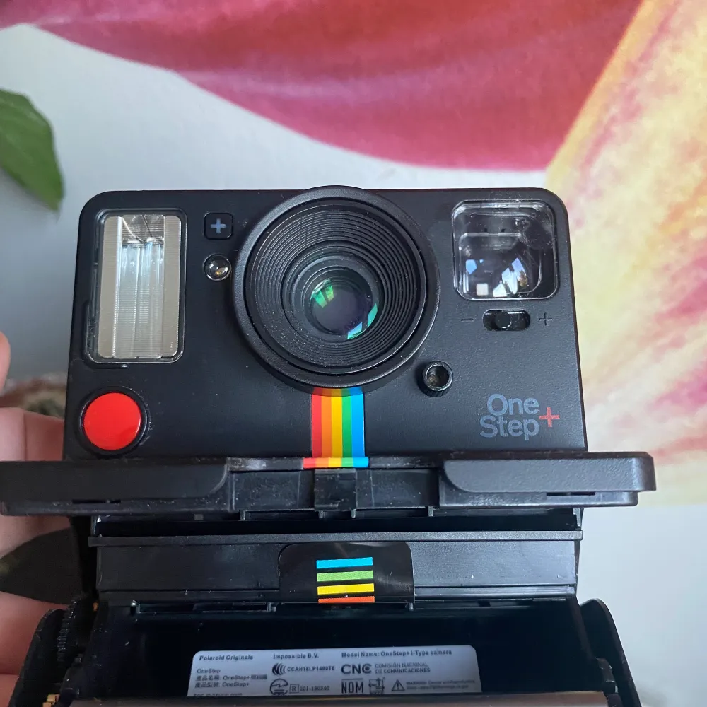 Knappt använd Polaroid one step +. Nypeoduktion av en analog direktbildskamera för kreativ och rolig fotoupplevelse och få dina bilder utskrivna direkt. Anslut kameran till din smartphone för att få självutlösare, dubbelexponering, ljusmålning, manuellt läge och fler funktioner.  Fördelar Kompatibel med I-type och 600 film Standard- och porträttlins Möjlighet att stänga av blixten Exponeringskompensation Bluetooth och Polaroid App Passar iOS och Android, första bilden är tagen, SNABBT KÖP!!. Övrigt.