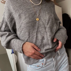 Grå tjocktröja från Gina Tricot - Supermysig grå stickad tröja från Gina. Sparsamt använd och i stl 36! 