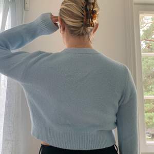 Blå stickad tröja från Zara endast använd en gång😊 Storlek L men passar även M och S:) 120 kr+frakt men kan även mötas upp😇