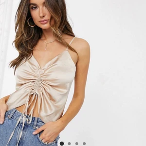 Satinlinne - Så fint satinlinne men som inte kommit till användning. Går att justera knytningen i mitten som man själv föredrar. Storlek 34. Skriv till mig för fler bilder