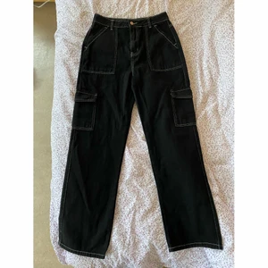 Jeans med vita sömmar  - Svarta jeans med vita sömmar från Shein, för små för mig. Är vanligtvis en M i i byxor men dessa var en liten M så kan passa någon som har XS-S i vanliga fall. Helt oanvända, hann inte skicka tillbaka dem. Kostade 199 kr när jag köpte dem. Köpare står för frakt.
