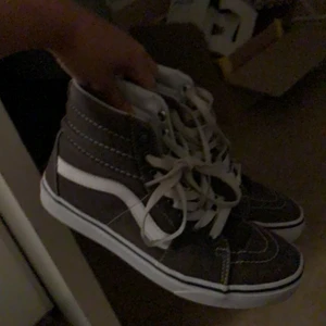 Vans - Ljusgrå höga vans i 37, säljer då de ej kommer till användning. Säljs i befintligt skick, 150+frakt