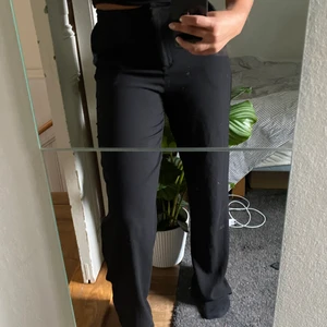 Kostymbyxor  - Perfekta, raka kostymbyxor, sitter som en smäck. För små för mig dock :( Sömmarna längst ner har vikts upp, försökte visa på sista bilden