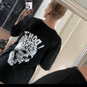 Oversized T-shirt  - Onesize oversized t shirt! Köpare står för frakt, jag föredrar spårbart frakt för bådas säkerhet. Jag ansvarar inte för postens slarv. 🛍