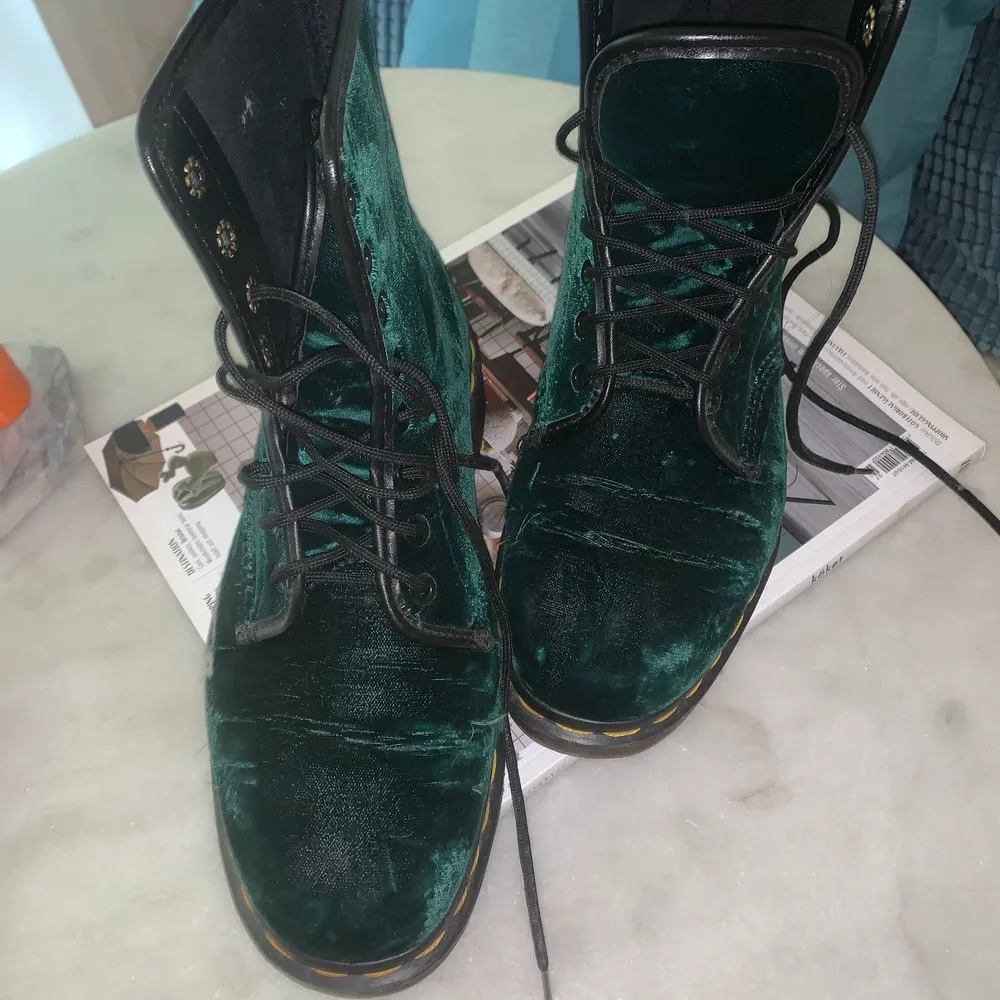 Velvet emerald green Doctor Martin’s. UK size 6, in great condition, the bottoms haven’t worked down at all. Skor.