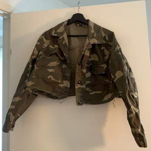Jättecool croppad militärskjorta från HM i strl 40/L. Jag har strl S och har utan problem bärt den som ett overaized plagg. 🥰 