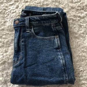 Hollister mom jeans - Säljer dessa mom jeans från hollister i storlek 24, kontakta mig vid frågor eller intresse 💕 samfraktar gärna!
