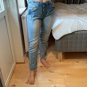 Desigual jeans - Säljs då de aldrig används! Boufriend fit, storlek 32. Tillkommer ett par hängslen som enkelt går att fästa i byxans knappar