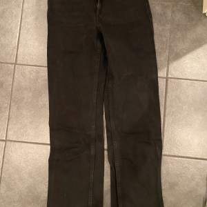 Jeans från weekday, modell på jeansen är rowe och storlek är 25/32. Jätte bra skick och säljer dom för 250kr 