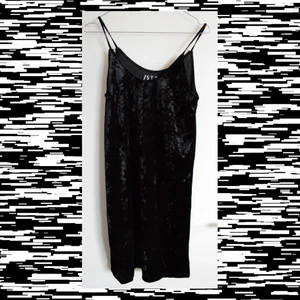 Slipdress i sammets tyg - Slipdress i sammets typ, något åtsittande och kanske till knäna i längd (jag är 170 cm lång) 🖤 aldrig använd. Köparen står för halva frakten