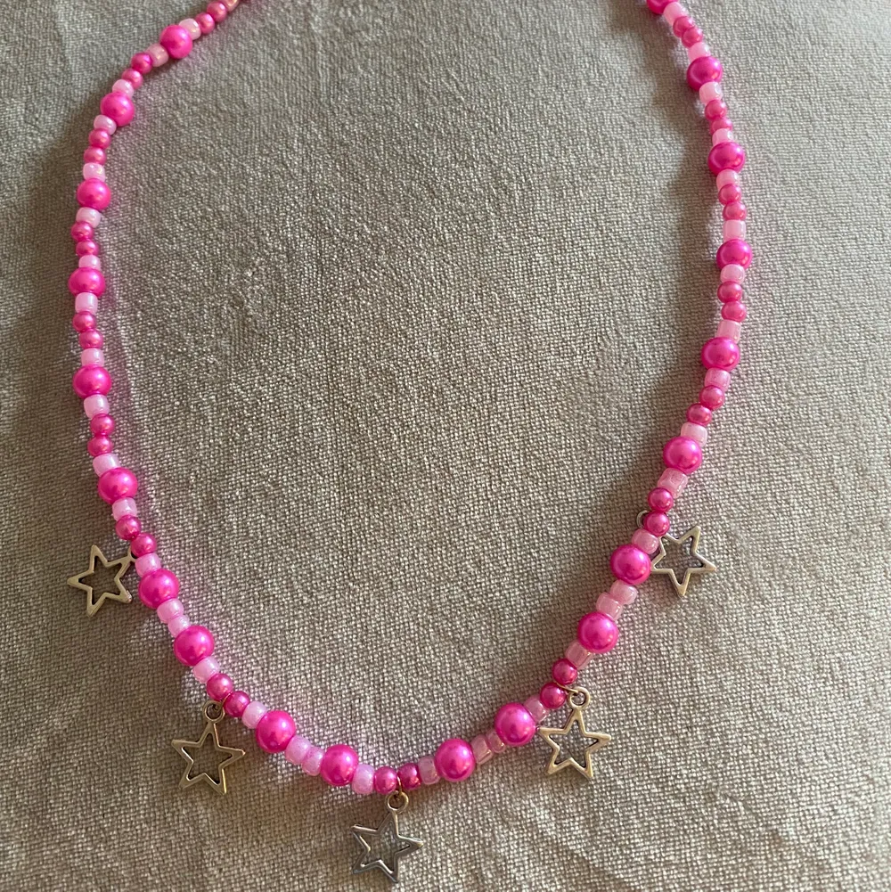 Ett rosa jättefint halsband med stjärnor som aldrig är använt. Säljer pågrund av att det inte kommer till användning. Frakten är inte inkluderad i priset💞        kolla gärna in mina andra annonser🥰. Accessoarer.