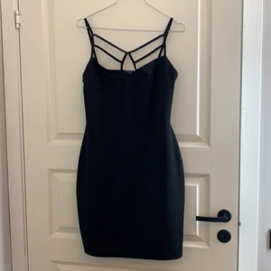 Svart klänning - Svart skitsnygg klänning