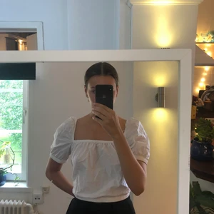 Vit topp - En vit superfin topp från h&m! Denna passar perfekt till vardags men även till finare tillfällen. Aldrig använd och är i storlek S. Toppen passar även dom med både mindre och större byst! 40kr eller hösta bud :)
