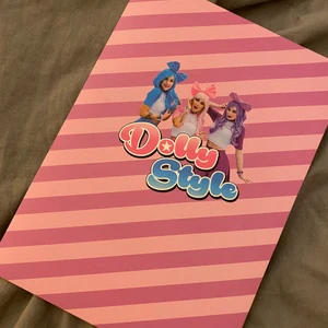 En dolly style mapp!  - En vanlig mapp. Dolly style på framsidan. Och randig på baksidan! Helt oanvänd